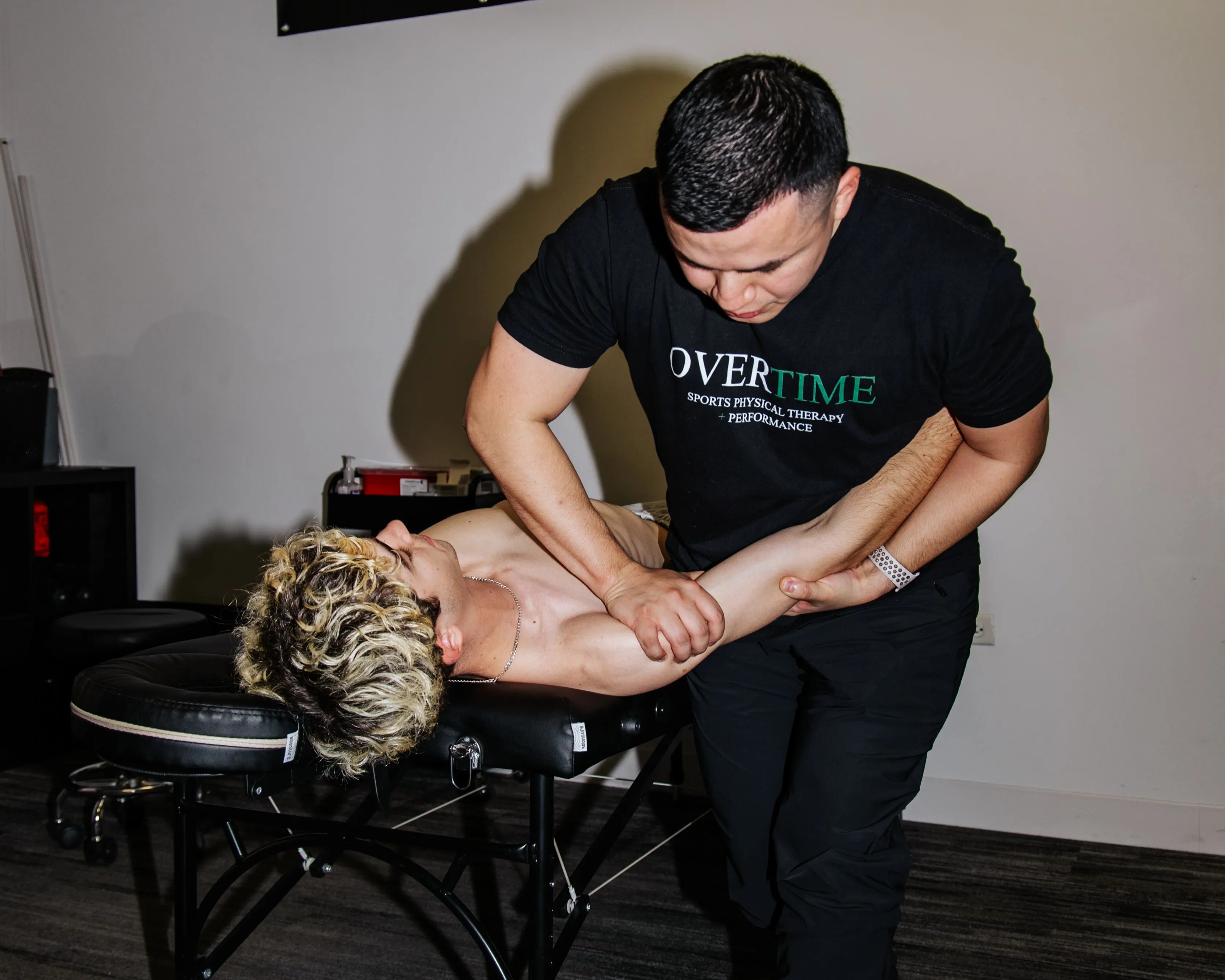 Dr. Benitez works with a client to improve muscle recovery.